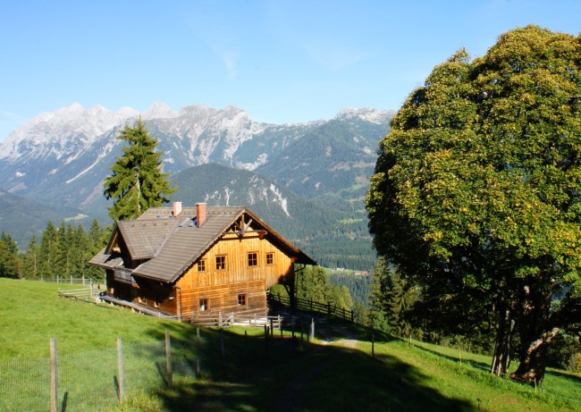 Scharlinger Ferienalm, Selbstversorgerhütte am Hauser Kaibling im Sommer © Familie Promok